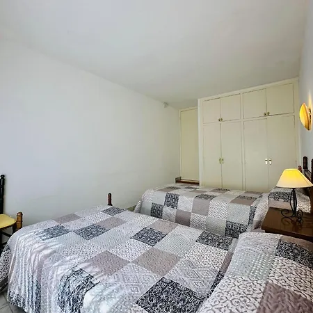 Pins Costabravasi فيلة ياغوستيرا